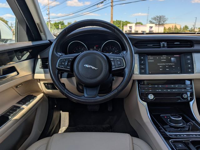 2017 Jaguar XF 35t Premium AWD - 23012131 - 28
