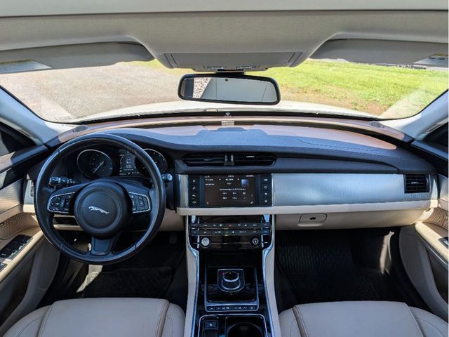 2017 Jaguar XF 35t Premium AWD - 23012131 - 29