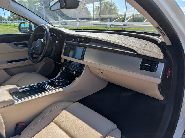 2017 Jaguar XF 35t Premium AWD - 23012131 - 30