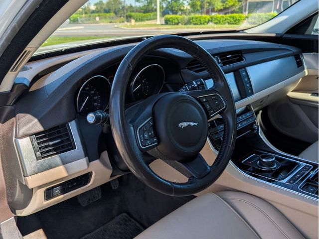 2017 Jaguar XF 35t Premium AWD - 23012131 - 31