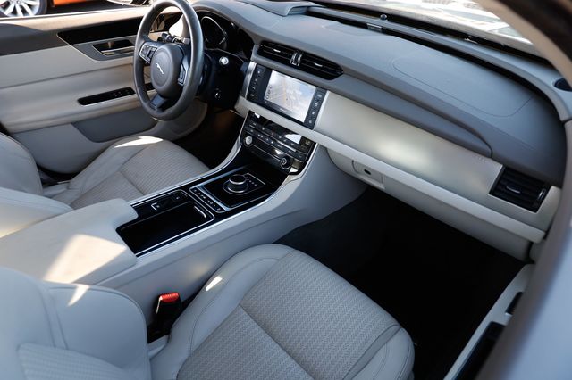 2017 Jaguar XF 35t Prestige RWD - 22948843 - 17