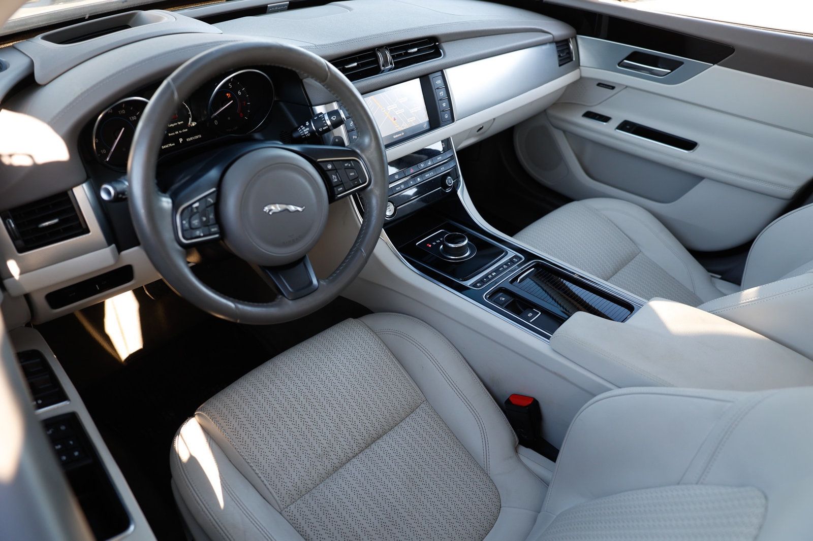 2017 Jaguar XF 35t Prestige photo 4