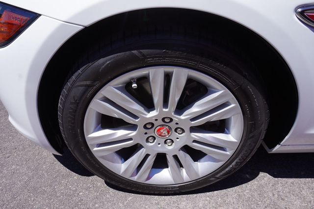 2017 Jaguar XF XF 35T, PREMIUM WHEELS, MOON ROOF, LEATHER SEATS, BACKUP CAMERA - 23029563 - 10