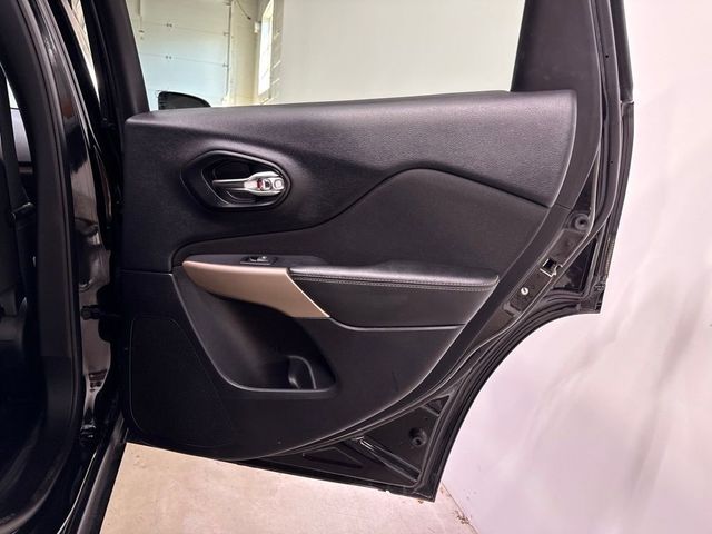2017 Jeep Cherokee Latitude 4x4 - 23075879 - 29