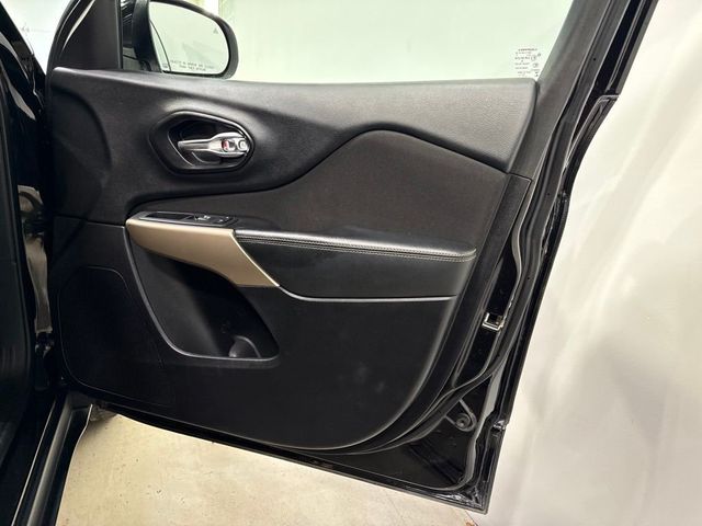 2017 Jeep Cherokee Latitude 4x4 - 23075879 - 31