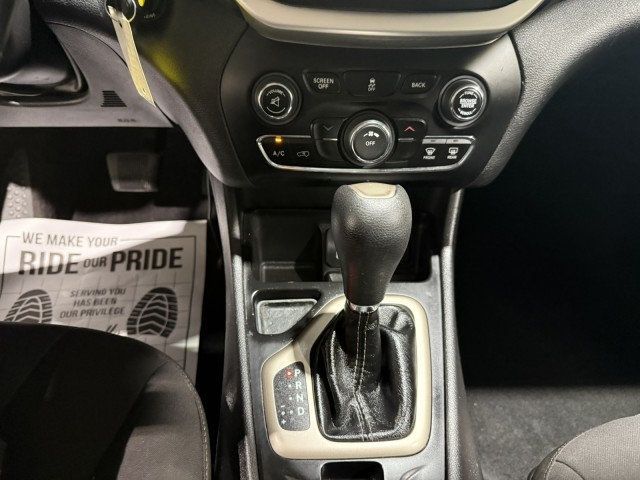 2017 Jeep Cherokee Latitude FWD - 22975781 - 16