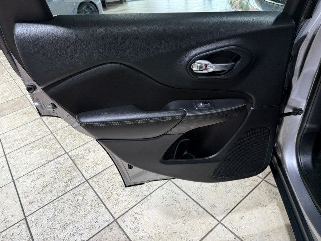 2017 Jeep Cherokee Latitude FWD - 22975781 - 20