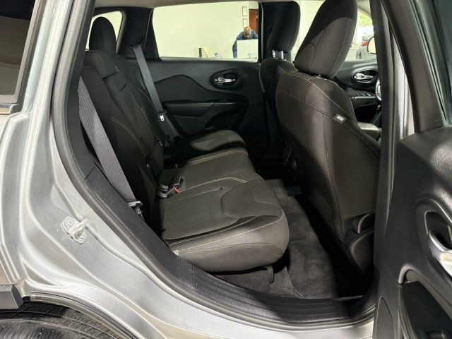 2017 Jeep Cherokee Latitude FWD - 22975781 - 21