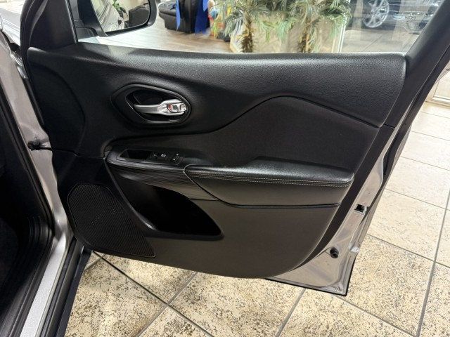 2017 Jeep Cherokee Latitude FWD - 22975781 - 25