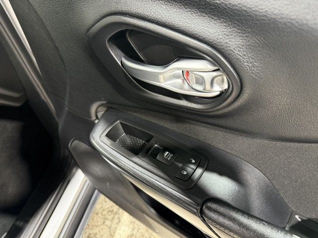 2017 Jeep Cherokee Latitude FWD - 22975781 - 26