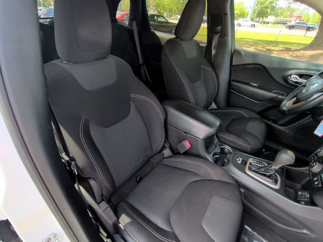 2017 Jeep Cherokee Latitude FWD - 23004315 - 19