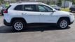 2017 Jeep Cherokee Latitude FWD - 23004315 - 8