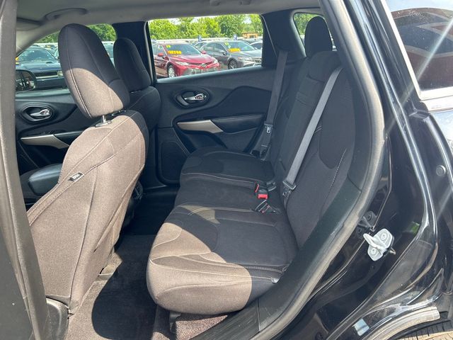 2017 Jeep Cherokee Latitude FWD - 23045862 - 6