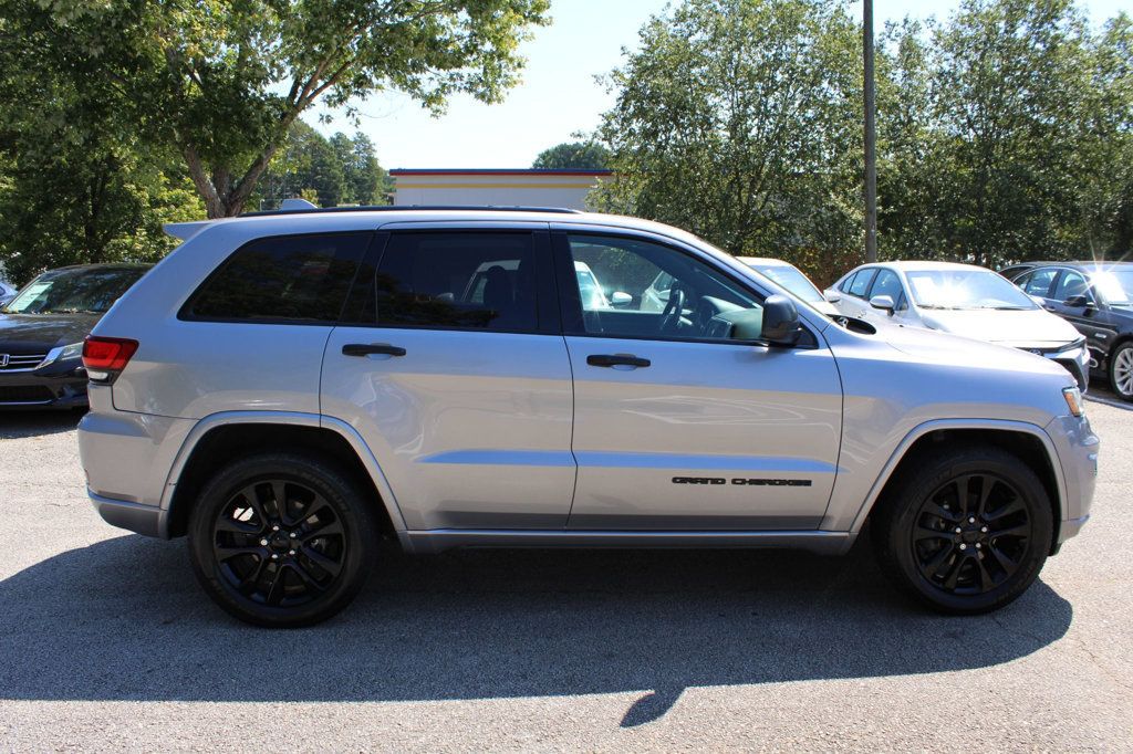 2017 Jeep Grand Cherokee Altitude photo 8
