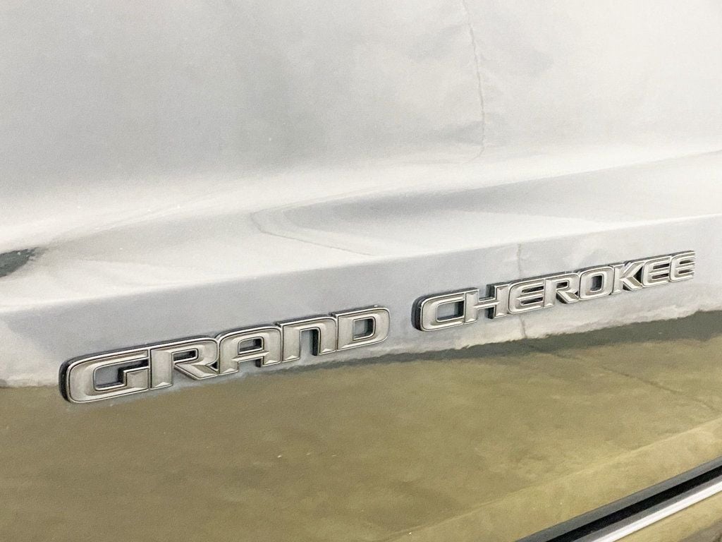 2017 Jeep Grand Cherokee Altitude photo 3