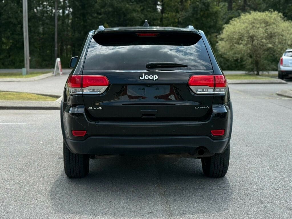 2017 Jeep Grand Cherokee Laredo photo 2