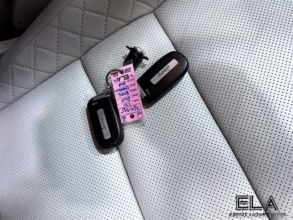2017 Jeep Grand Cherokee Signature Leather-Wrapped Interior Package! LOOK INTERIOR SEATS! - 23013992 - 43