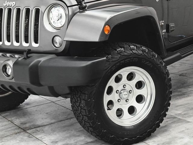 2017 Jeep Wrangler Unlimited Sahara - 23063870 - 30