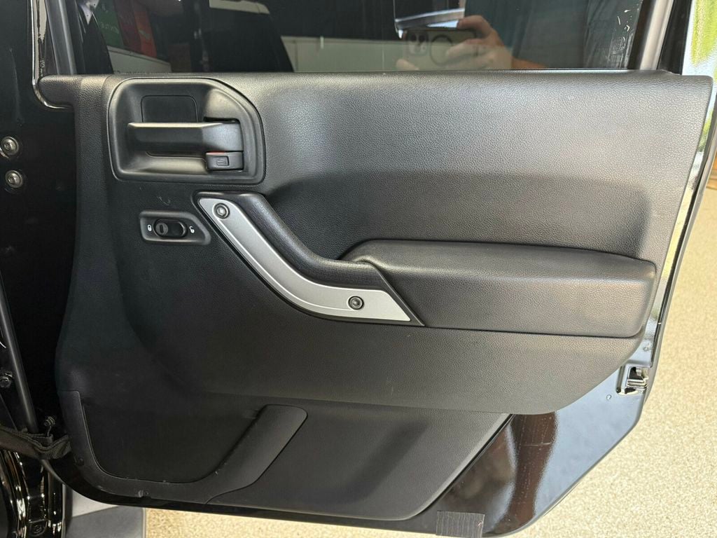 2017 Jeep Wrangler Unlimited Local Trade/Sahara Pkg/Quick Order Pkg/SAT Radio/Navigation - 23060831 - 27