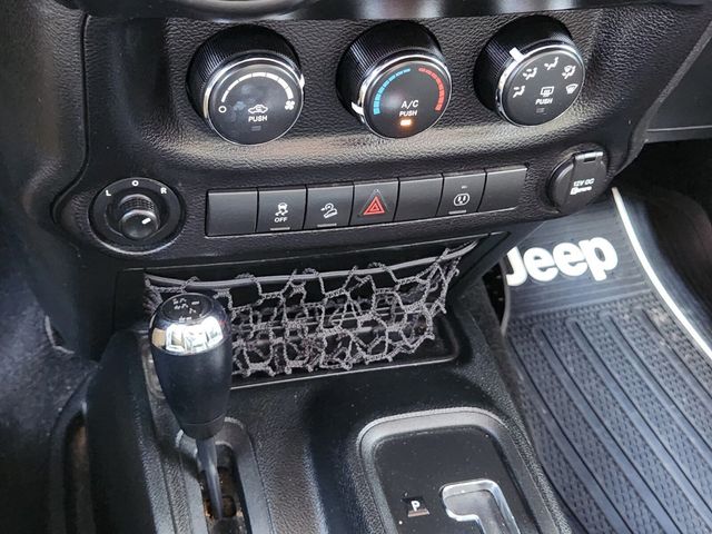 2017 Jeep Wrangler Unlimited Sahara 4x4 - 22305875 - 19