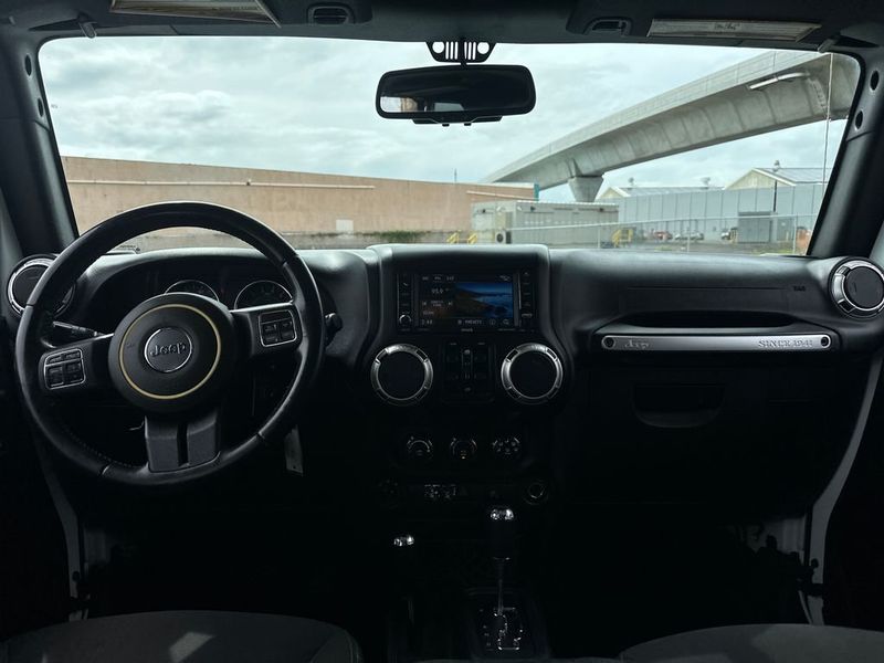 2017 Jeep Wrangler Unlimited Sahara 4x4 - 23010627 - 13