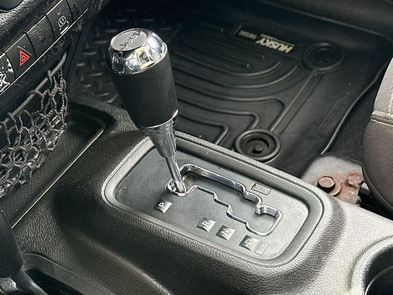 2017 Jeep Wrangler Unlimited Sahara 4x4 - 23010627 - 17