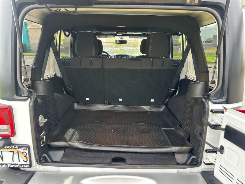 2017 Jeep Wrangler Unlimited Sahara 4x4 - 23010627 - 19