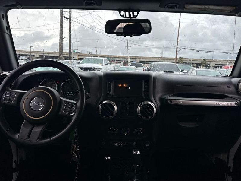 2017 Jeep Wrangler Unlimited Sahara 4x4 - 23010632 - 13