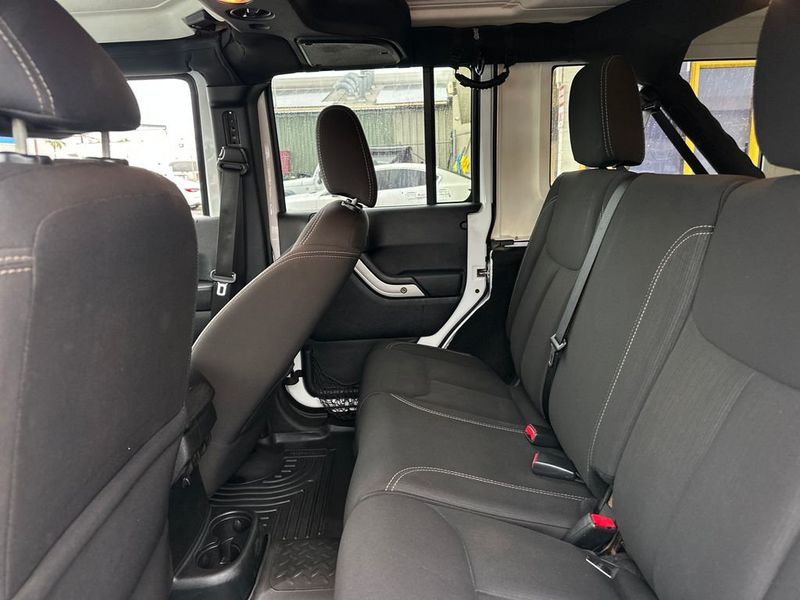 2017 Jeep Wrangler Unlimited Sahara 4x4 - 23010632 - 14