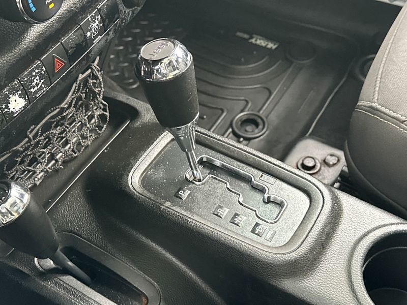 2017 Jeep Wrangler Unlimited Sahara 4x4 - 23010632 - 17