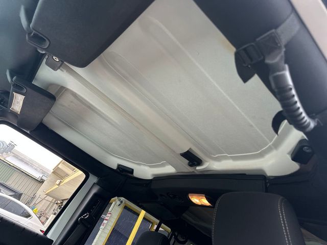 2017 Jeep Wrangler Unlimited Sahara 4x4 - 23010632 - 18