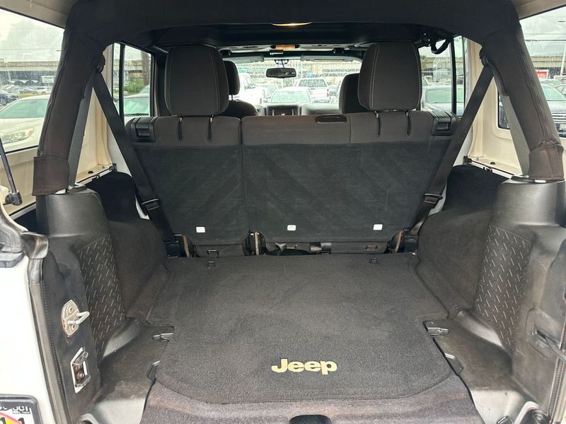 2017 Jeep Wrangler Unlimited Sahara 4x4 - 23010632 - 19