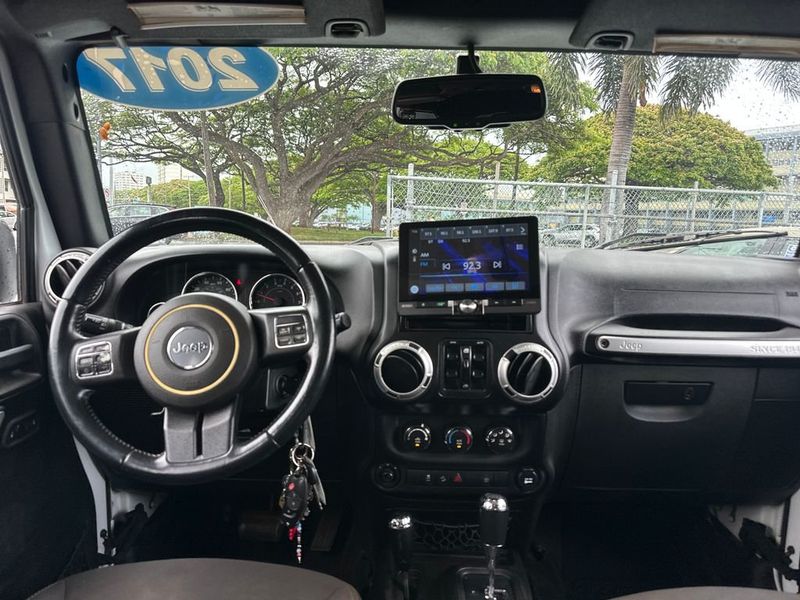 2017 Jeep Wrangler Unlimited Sahara 4x4 - 23047493 - 13