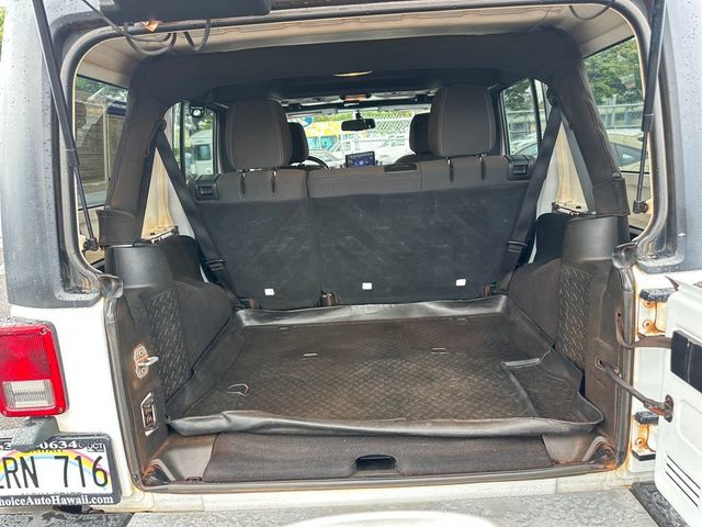 2017 Jeep Wrangler Unlimited Sahara 4x4 - 23047493 - 19