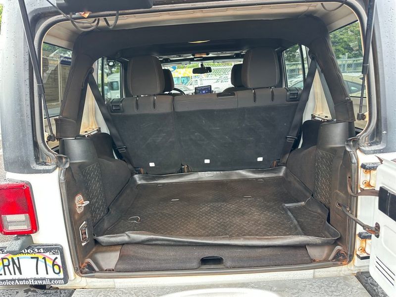 2017 Jeep Wrangler Unlimited Sahara 4x4 - 23047493 - 19