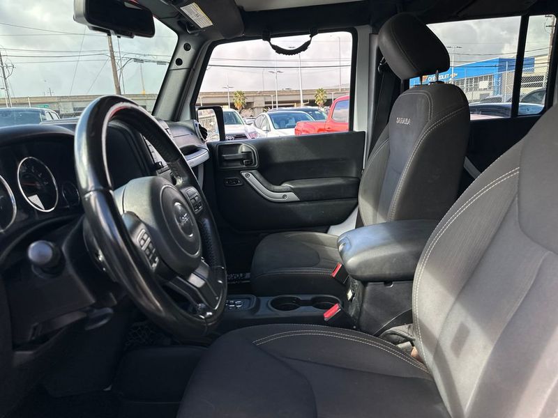 2017 Jeep Wrangler Unlimited Sahara 4x4 - 23050377 - 12