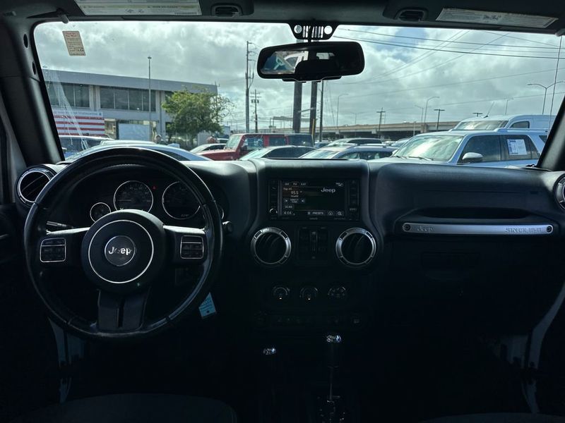 2017 Jeep Wrangler Unlimited Sahara 4x4 - 23050377 - 13