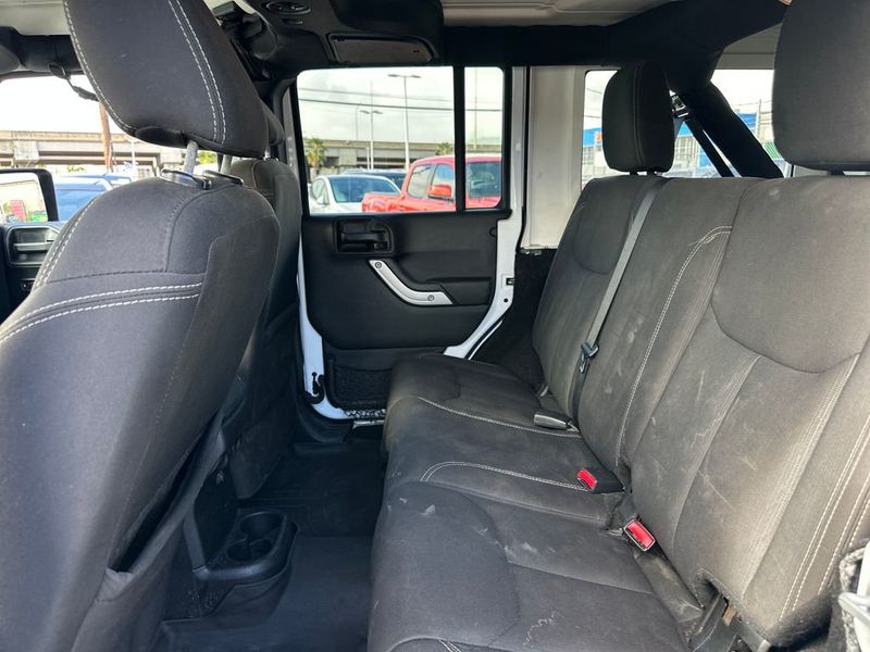 2017 Jeep Wrangler Unlimited Sahara 4x4 - 23050377 - 14
