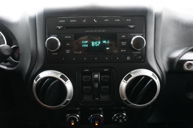 2017 Jeep Wrangler Unlimited Sahara 4x4 - 22929538 - 16