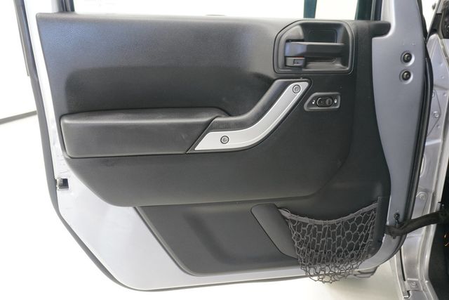 2017 Jeep Wrangler Unlimited Sahara 4x4 - 22929538 - 34