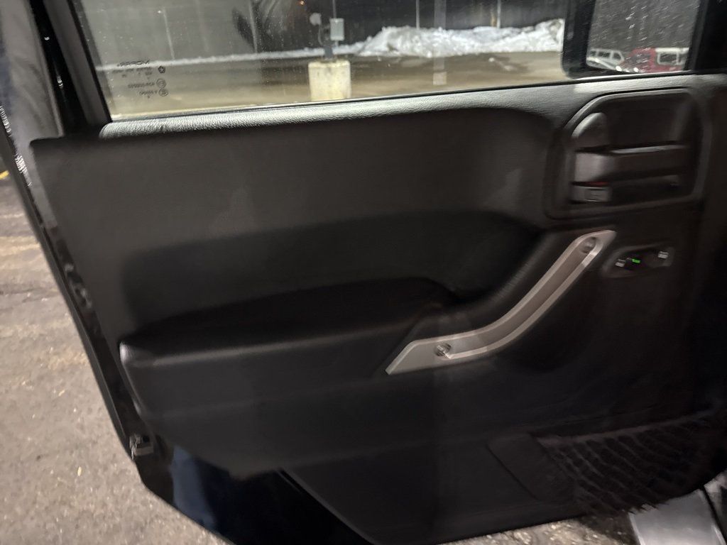 2017 Jeep Wrangler Unlimited Sahara 4x4 - 22967767 - 11