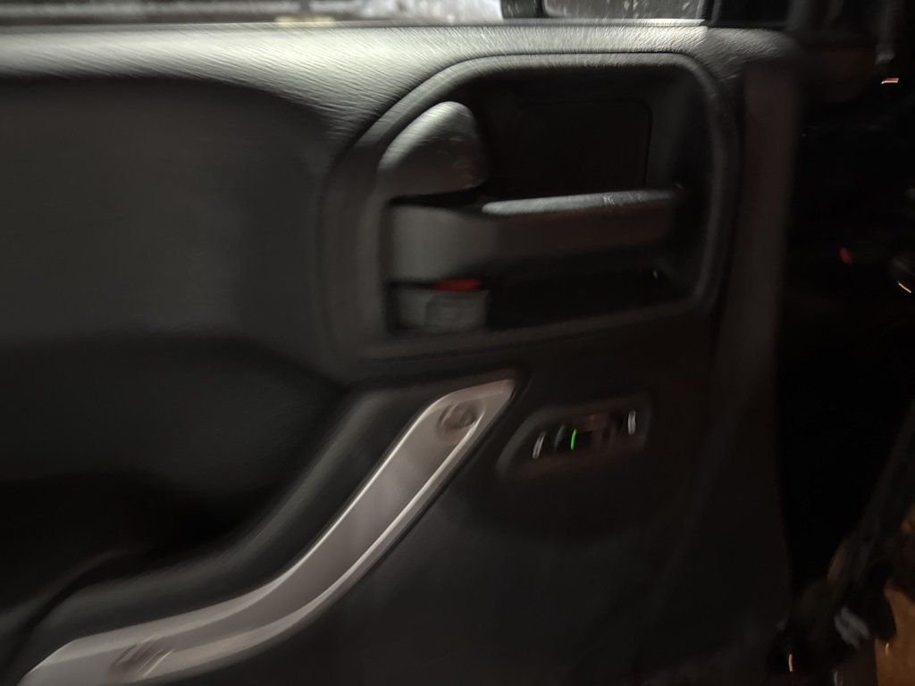 2017 Jeep Wrangler Unlimited Sahara 4x4 - 22967767 - 12