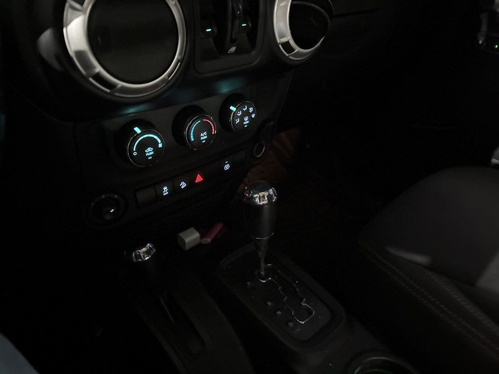 2017 Jeep Wrangler Unlimited Sahara 4x4 - 22967767 - 17