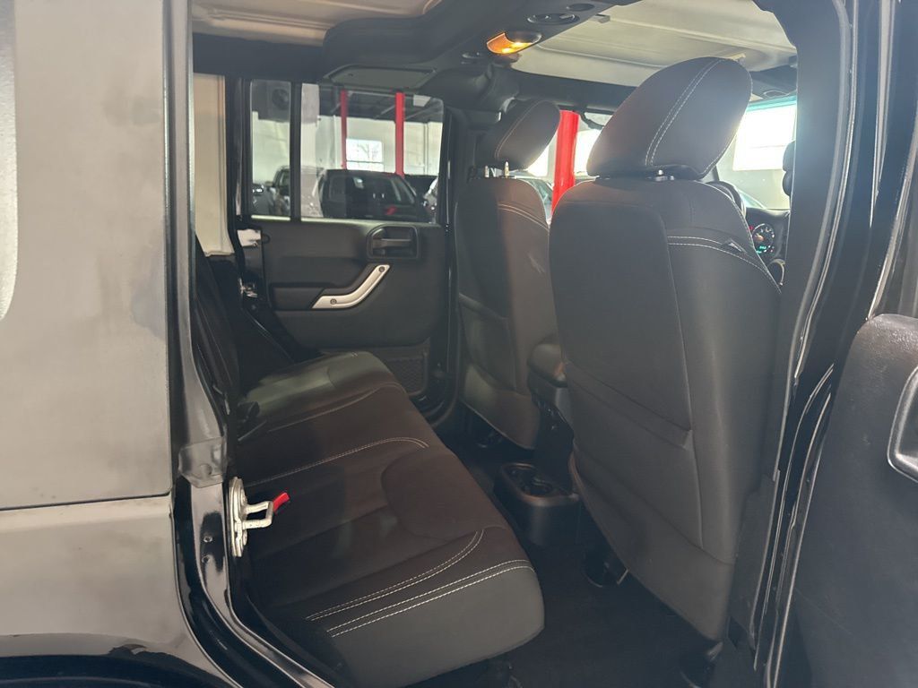 2017 Jeep Wrangler Unlimited Sahara 4x4 - 22967767 - 32