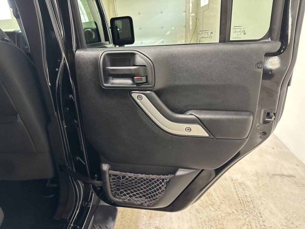 2017 Jeep Wrangler Unlimited Sahara 4x4 - 22967767 - 34