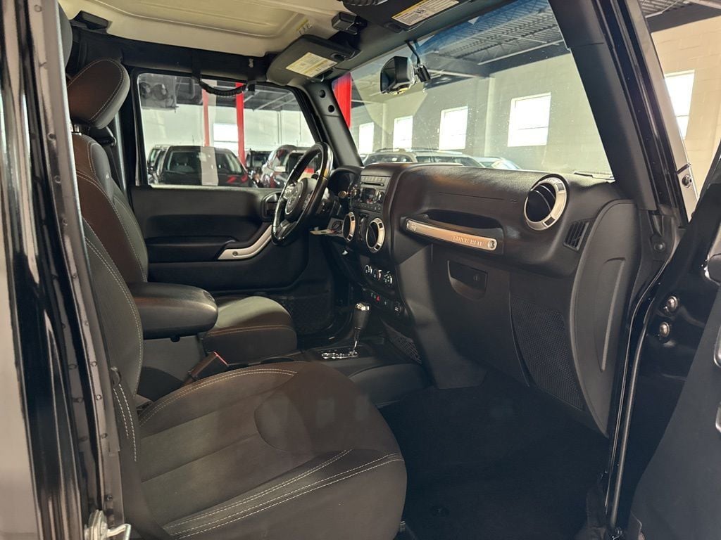 2017 Jeep Wrangler Unlimited Sahara 4x4 - 22967767 - 36