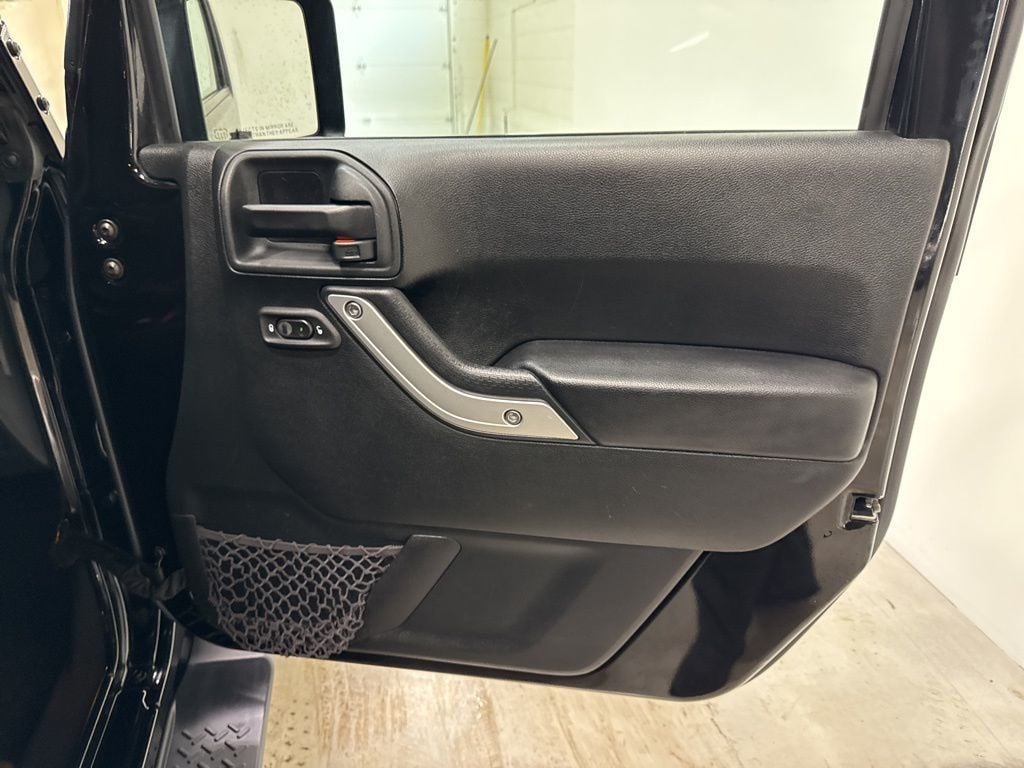 2017 Jeep Wrangler Unlimited Sahara 4x4 - 22967767 - 39