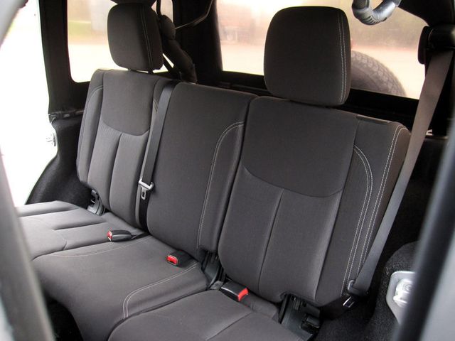 2017 Jeep Wrangler Unlimited Sahara 4x4 - 22950036 - 28