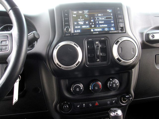 2017 Jeep Wrangler Unlimited Sahara 4x4 - 22950036 - 30