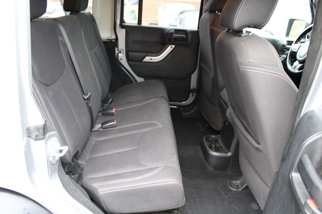 2017 Jeep Wrangler Unlimited Sahara 4x4 - 22955270 - 16